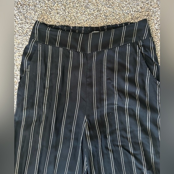 5/$25 Billabong women’s pull on wide leg above the ankle pant size small - Picture 2 of 8
